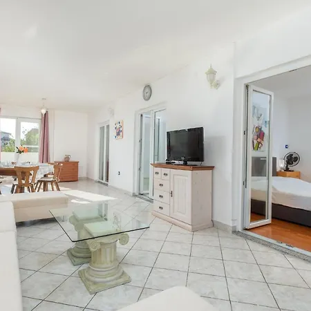 3 Bedroom Awesome In Apartment