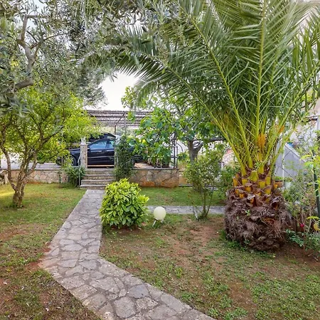 Apartment 3 Bedroom Awesome In Pula