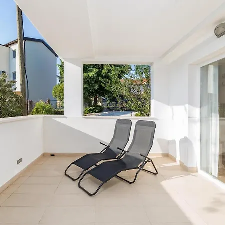 Apartment 3 Bedroom Awesome In Pula