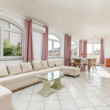 Apartment 3 Bedroom Awesome In Pula