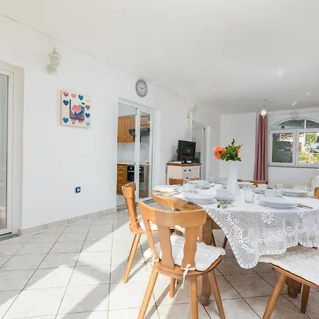 Apartment 3 Bedroom Awesome In Pula