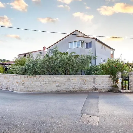3 Bedroom Awesome Apartment In Pula *