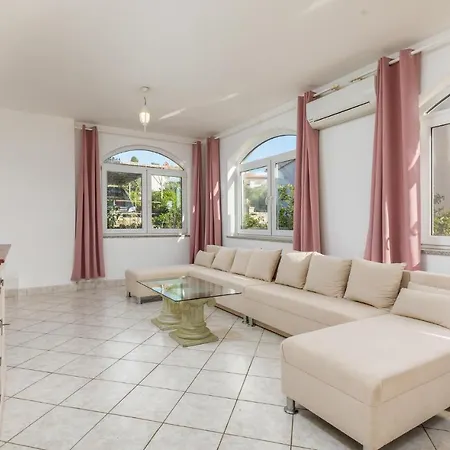 3 Bedroom Awesome Apartment In Pula Apartment